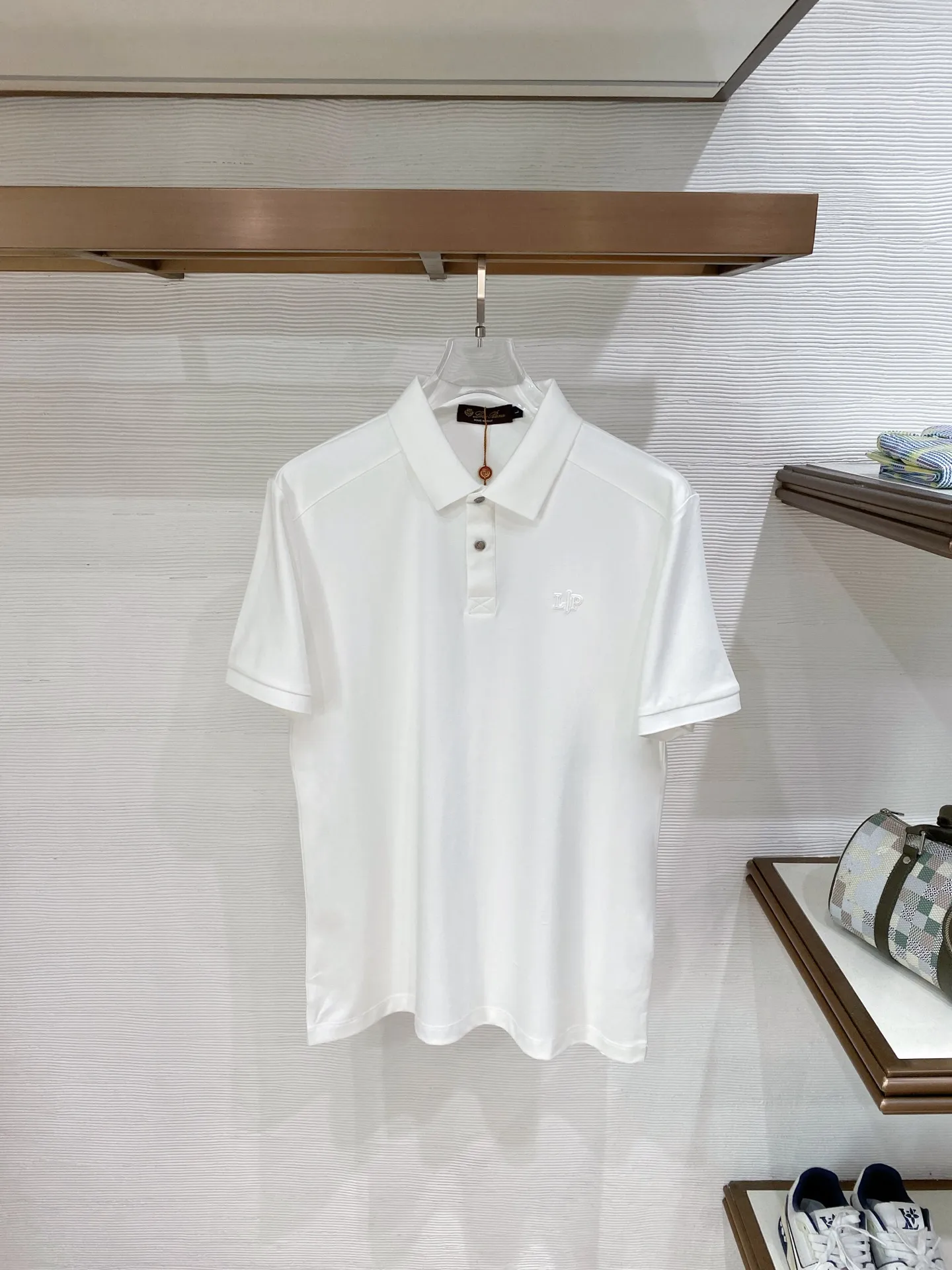 The Loro Piana Classic lapel polo shirt is made of skin-friendly Breathable fabrics and has a delicate texture that shows off its style. Navy blue, pure white, and pure black are available in three colors, abandoning complicated decorations and returning to the essence of clothing. This Polo shirt uses a clean silhouette and soft, skin-friendly fabric to create a low-key and luxurious look. Three-color Classic color matching, easily adapts to various styles, injecting lasting texture and style into your daily wear. Sizes:M-4XL